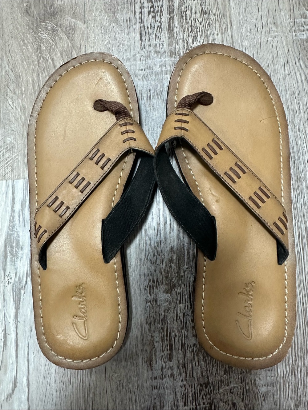 Clarks Women’s Tan and Black Leather Thong Sandals